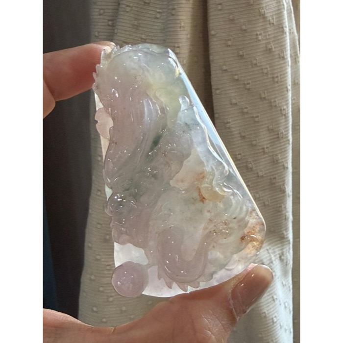 天然A貨緬甸玉 藏家高貨 冰種三彩精工雕紫氣龍騰翡翠龍牌 泛光晶透冰粉紫底融合藍花灑金紅 厚庄一刀切霸氣牌形 附台証-細節圖3