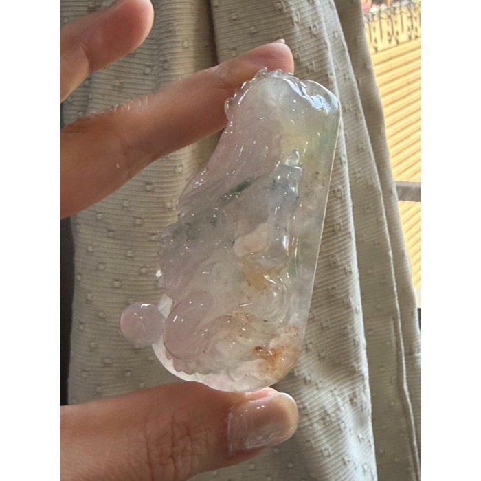 天然A貨緬甸玉 藏家高貨 冰種三彩精工雕紫氣龍騰翡翠龍牌 泛光晶透冰粉紫底融合藍花灑金紅 厚庄一刀切霸氣牌形 附台証-細節圖4