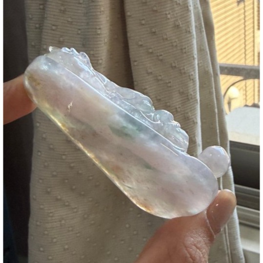 天然A貨緬甸玉 藏家高貨 冰種三彩精工雕紫氣龍騰翡翠龍牌 泛光晶透冰粉紫底融合藍花灑金紅 厚庄一刀切霸氣牌形 附台証-細節圖5
