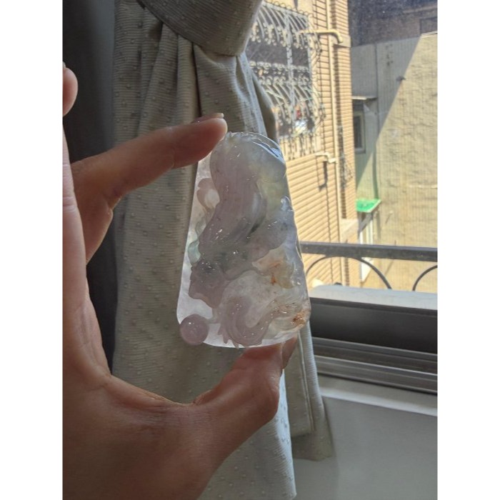 天然A貨緬甸玉 藏家高貨 冰種三彩精工雕紫氣龍騰翡翠龍牌 泛光晶透冰粉紫底融合藍花灑金紅 厚庄一刀切霸氣牌形 附台証-細節圖9