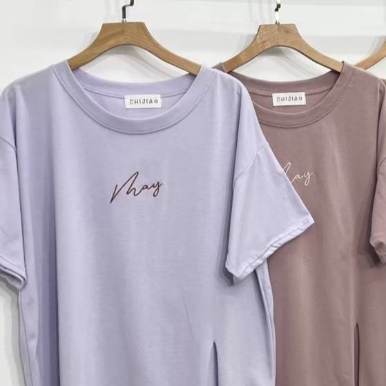 刺繡草寫字母T 開叉造型 棉T 2027星期三小姐Ms. Wednesday -細節圖3