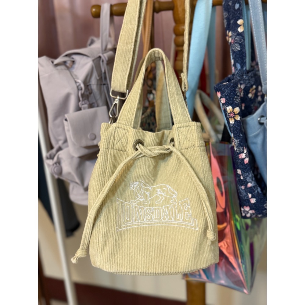 LONSDALE 英國小獅 文青休閒束口 水桶包 小包 手提包 肩背包 文青風 燈芯絨-細節圖2