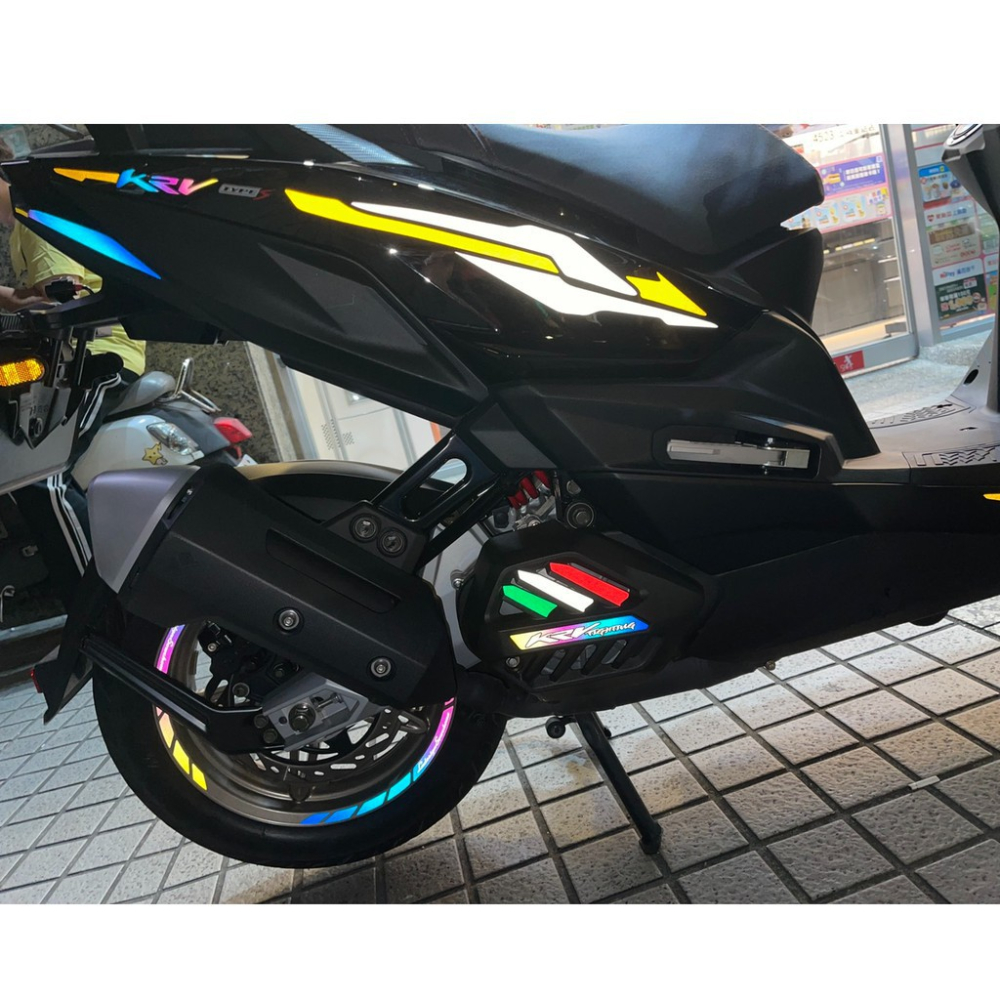 【現貨】光陽 krv 尾燈 moto 貼膜 彩鈦下眼線 燈膜 貼紙 krv180 彩貼 krv 車貼 krv 機車精品-細節圖2