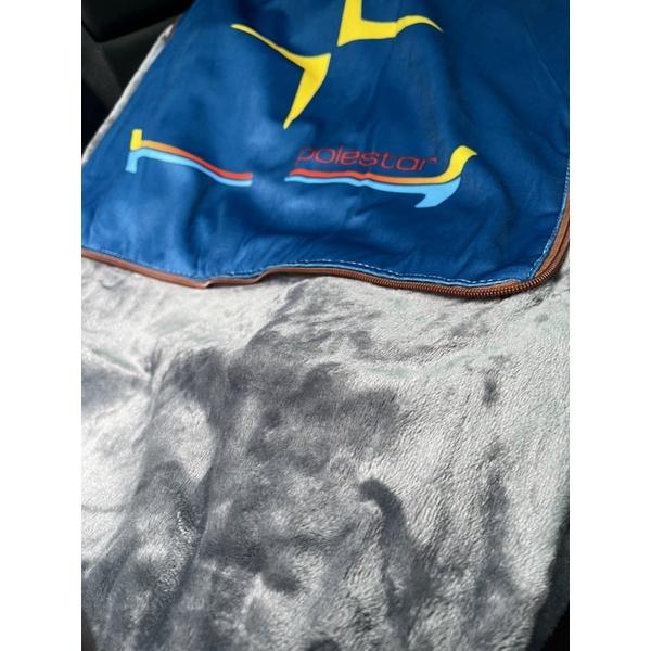 冬天必備-車用抱枕毛毯被 polestar 圖樣-細節圖6