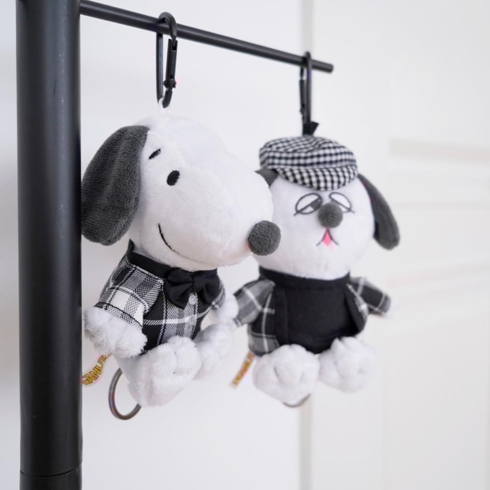 全新限量現貨+預購 7-11 經典格紋系列伸縮鑰匙圈 史努比 歐拉夫 絨毛娃娃 玩偶 史努比爵士樂手絨毛吊飾 面紙套-細節圖2