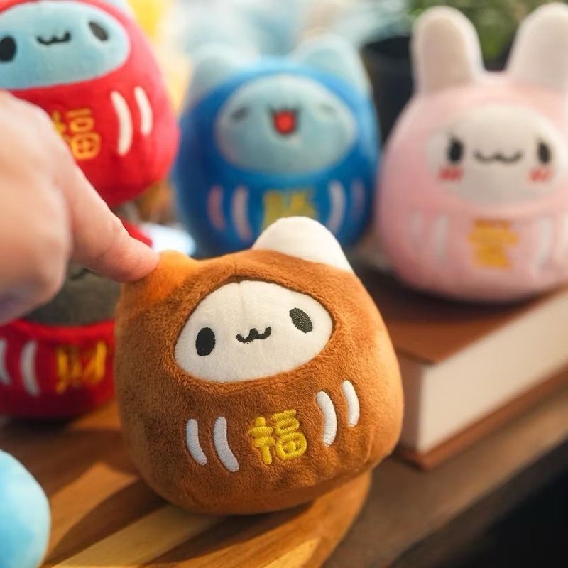 全新限量預購  咖波屋代購  達摩咖波 達摩狗狗 達摩兔兔 達摩黑貓蟲 達摩鳳梨貓蟲 達摩奶泡貓 9公分不倒翁娃娃-細節圖10