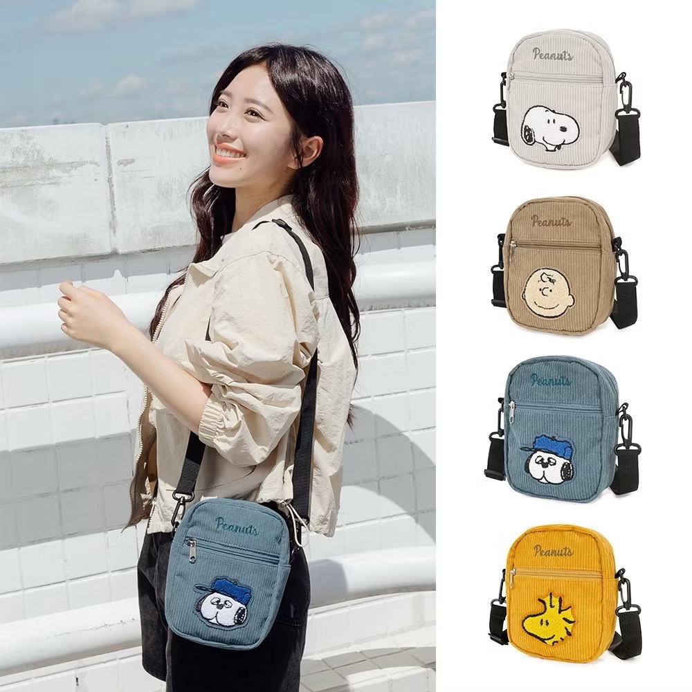 全新限量 正版授權 SNOOPY聯名款．復古溫暖燈芯絨隨行斜背袋 史努比 歐拉夫 糊塗塔客 查理布朗-細節圖2