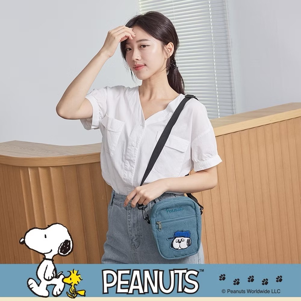 全新限量 正版授權 SNOOPY聯名款．復古溫暖燈芯絨隨行斜背袋 史努比 歐拉夫 糊塗塔客 查理布朗-細節圖3
