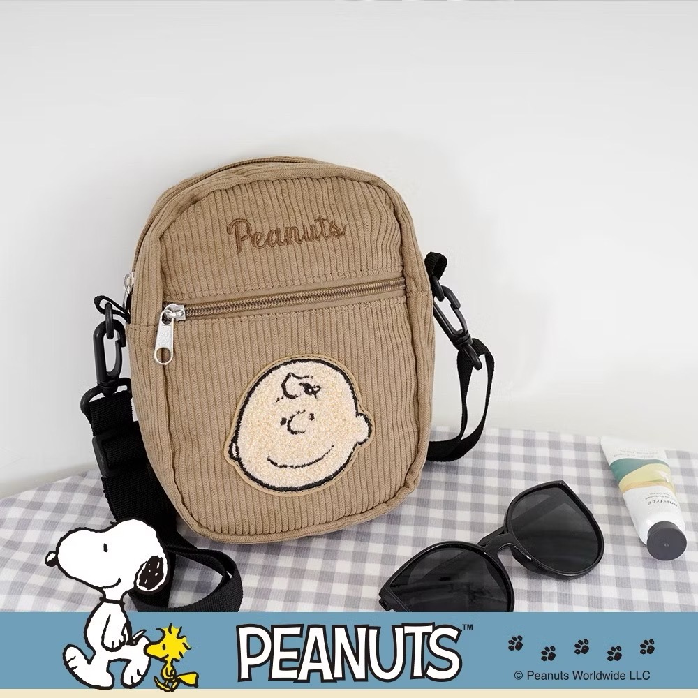全新限量 正版授權 SNOOPY聯名款．復古溫暖燈芯絨隨行斜背袋 史努比 歐拉夫 糊塗塔客 查理布朗-細節圖6