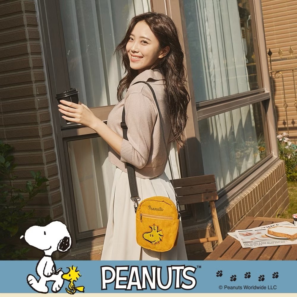 全新限量 正版授權 SNOOPY聯名款．復古溫暖燈芯絨隨行斜背袋 史努比 歐拉夫 糊塗塔客 查理布朗-細節圖7