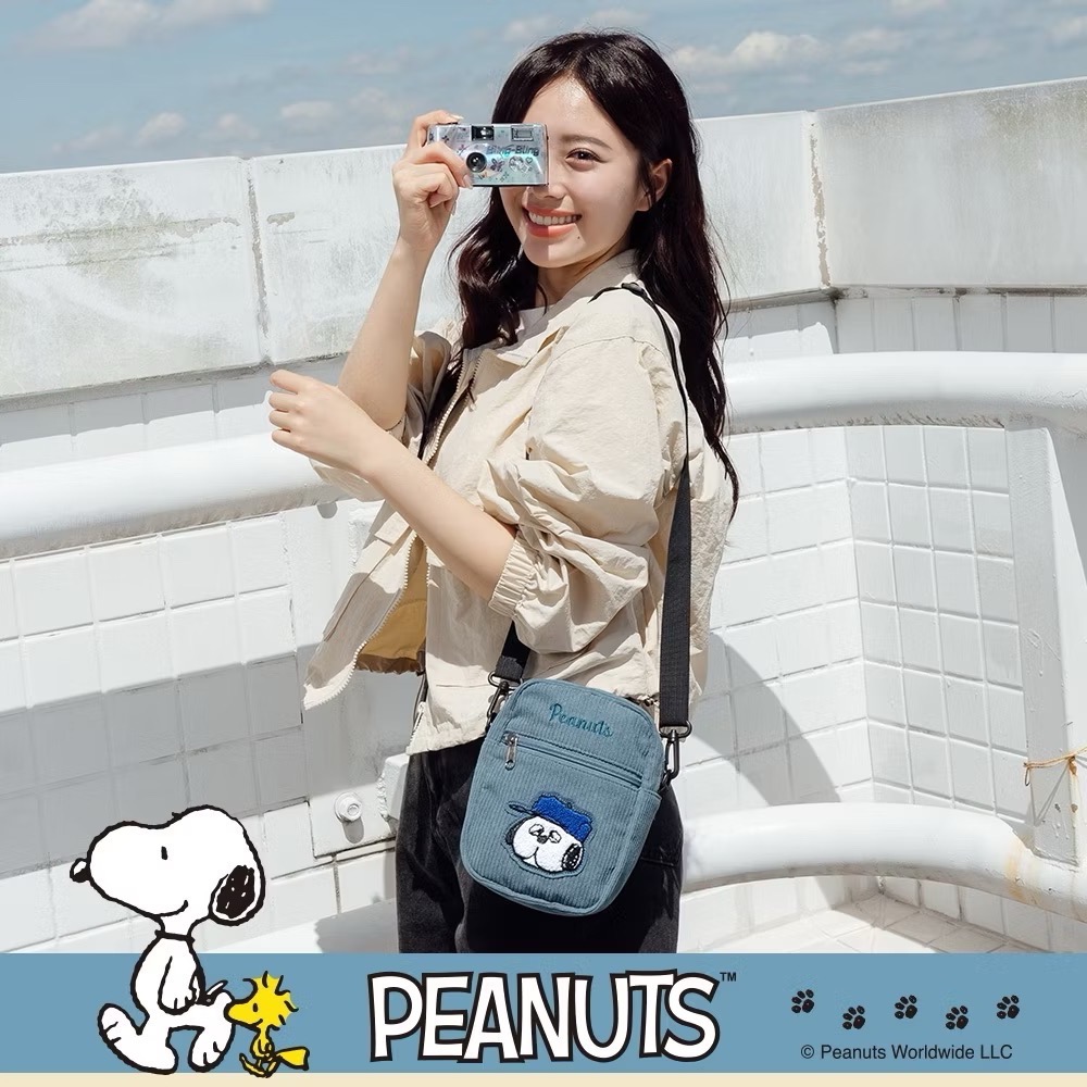 全新限量 正版授權 SNOOPY聯名款．復古溫暖燈芯絨隨行斜背袋 史努比 歐拉夫 糊塗塔客 查理布朗-細節圖4