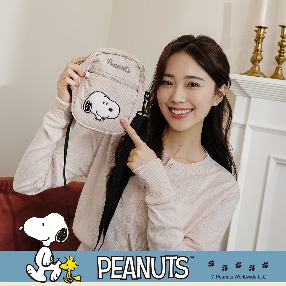 全新限量 正版授權 SNOOPY聯名款．復古溫暖燈芯絨隨行斜背袋 史努比 歐拉夫 糊塗塔客 查理布朗-細節圖5