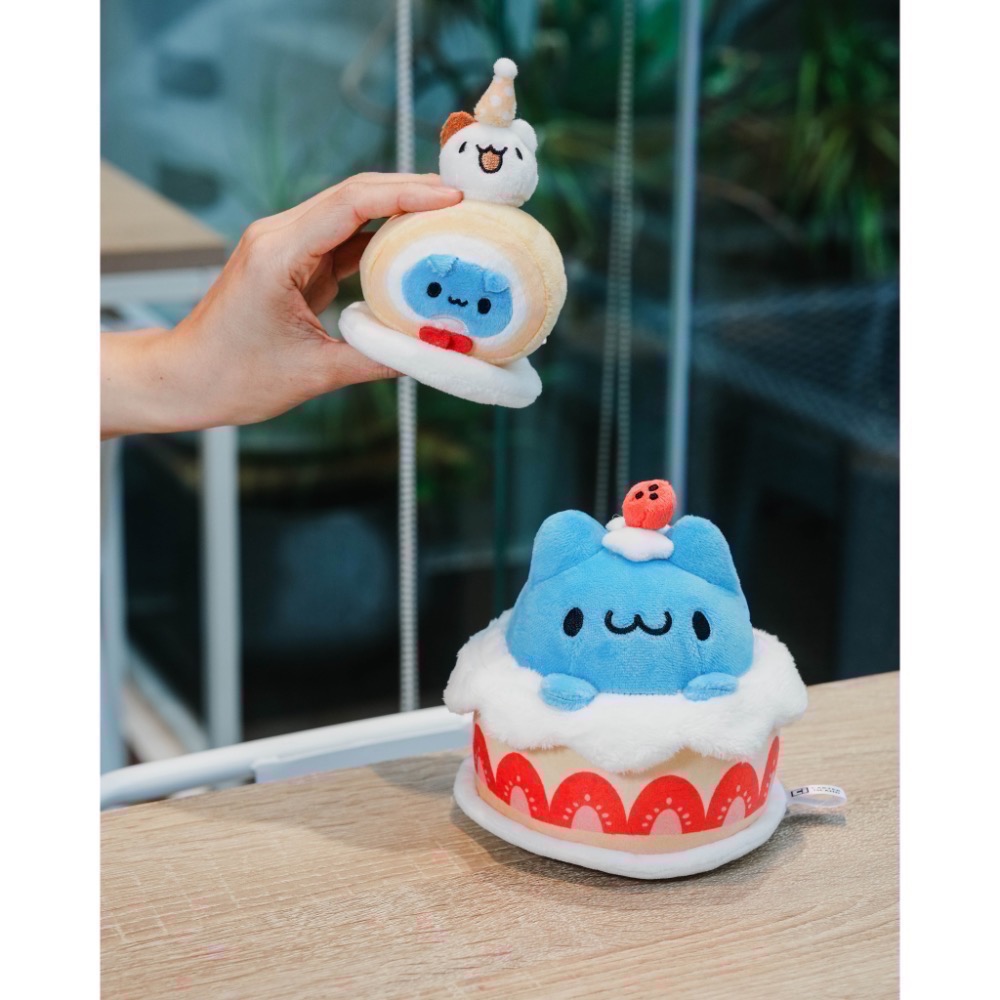 全新限量現貨&預購 正版授權 10月卡特島新品 咖波生日蛋糕絨毛娃娃 蛋糕捲 徽章 零錢包 壓克力御守-細節圖2