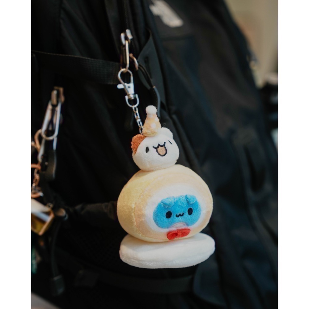 全新限量現貨&預購 正版授權 10月卡特島新品 咖波生日蛋糕絨毛娃娃 蛋糕捲 徽章 零錢包 壓克力御守-細節圖3