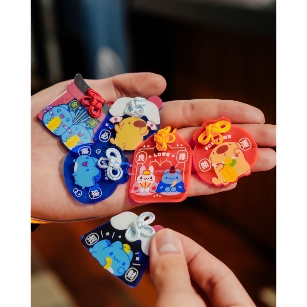 全新限量現貨&預購 正版授權 10月卡特島新品 咖波生日蛋糕絨毛娃娃 蛋糕捲 徽章 零錢包 壓克力御守-細節圖7