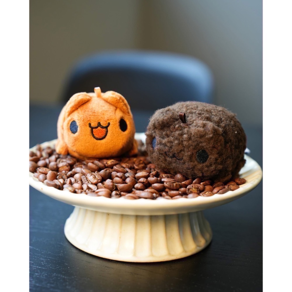 全新限量現貨+預購 11月卡特島新品 咖啡豆貓蟲 深焙 杯杯 招財咖波絨毛娃娃 小肉咖 小肉狗 投影機 存錢筒-細節圖6