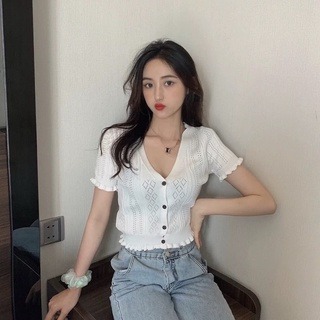短袖 🔥臺灣現貨🔥 顯瘦鎖骨款 V領排扣上衣  短版上衣 V領針織短袖上衣 短袖t恤 女裝 顯瘦上衣 衣服-細節圖4