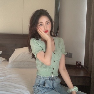 短袖 🔥臺灣現貨🔥 顯瘦鎖骨款 V領排扣上衣  短版上衣 V領針織短袖上衣 短袖t恤 女裝 顯瘦上衣 衣服-細節圖5