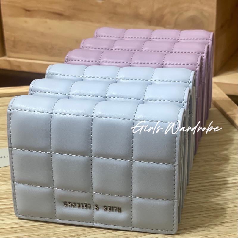 【𝐆𝐢𝐫𝐥𝐬.𝐖𝐚𝐫𝐝𝐫𝐨𝐛𝐞新加坡小CK正品代購】超美新款✨奶茶色 寶寶藍菱格短夾WOC 錢包 母親節禮物 生日禮物-細節圖5