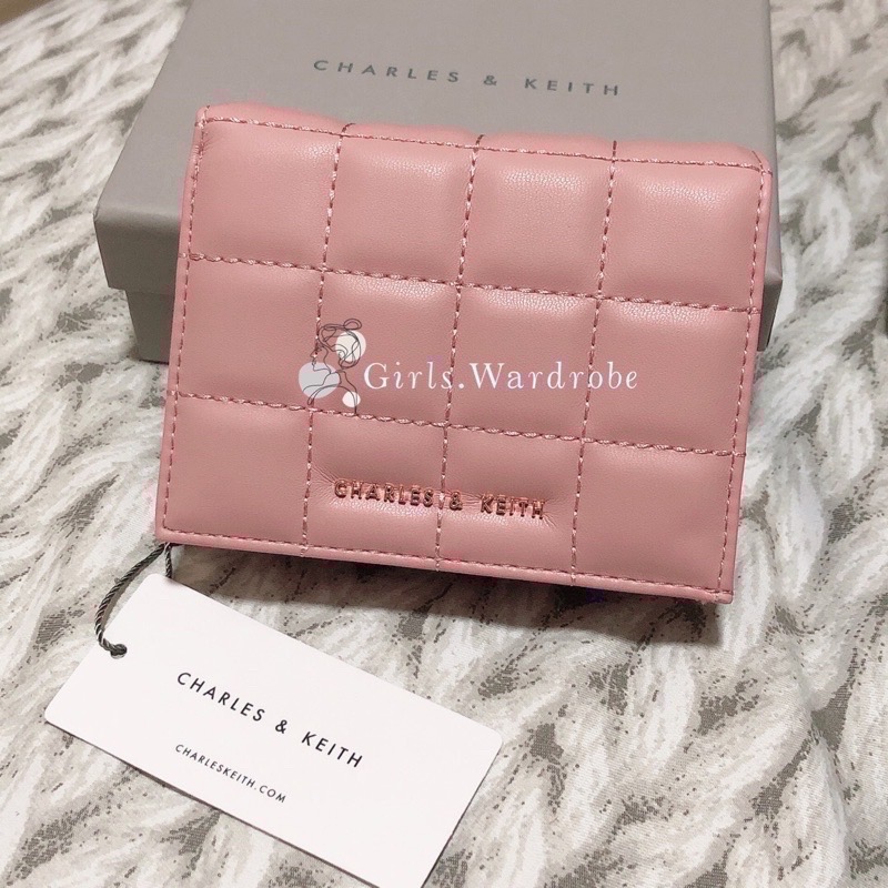 【𝐆𝐢𝐫𝐥𝐬.𝐖𝐚𝐫𝐝𝐫𝐨𝐛𝐞新加坡小CK正品代購】超美新款✨奶茶色 寶寶藍菱格短夾WOC 錢包 母親節禮物 生日禮物-規格圖11