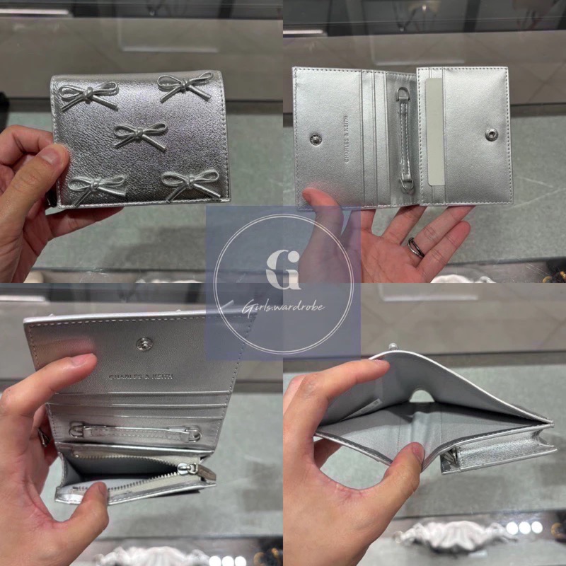 【𝐆𝐢𝐫𝐥𝐬.𝐖𝐚𝐫𝐝𝐫𝐨𝐛𝐞新加坡小CK正品代購】超美新款✨奶茶色 寶寶藍菱格短夾WOC 錢包 母親節禮物 生日禮物-規格圖11