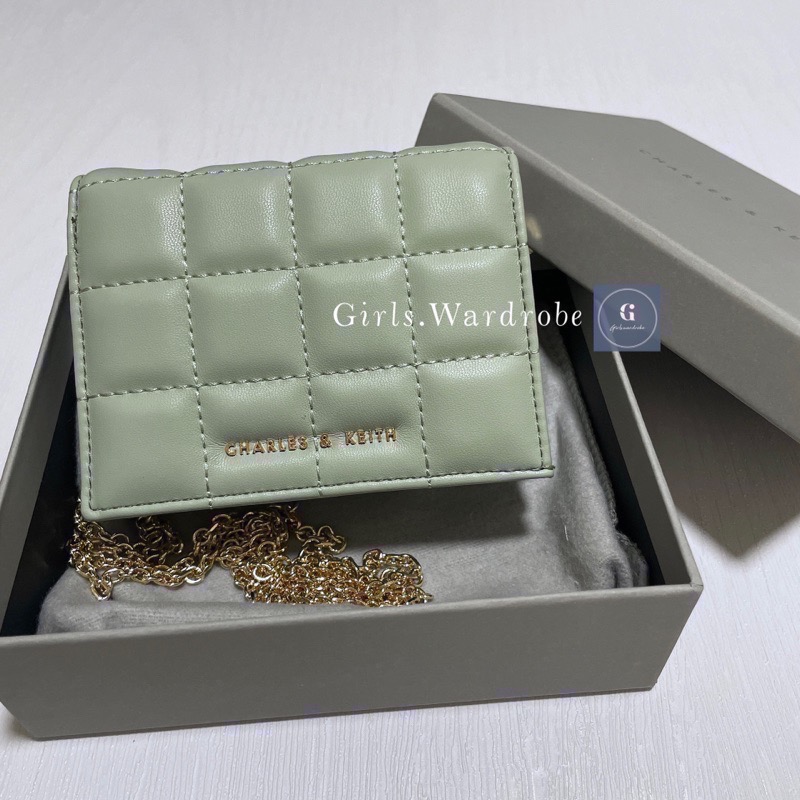 【𝐆𝐢𝐫𝐥𝐬.𝐖𝐚𝐫𝐝𝐫𝐨𝐛𝐞新加坡小CK正品代購】超美新款✨奶茶色 寶寶藍菱格短夾WOC 錢包 母親節禮物 生日禮物-規格圖11