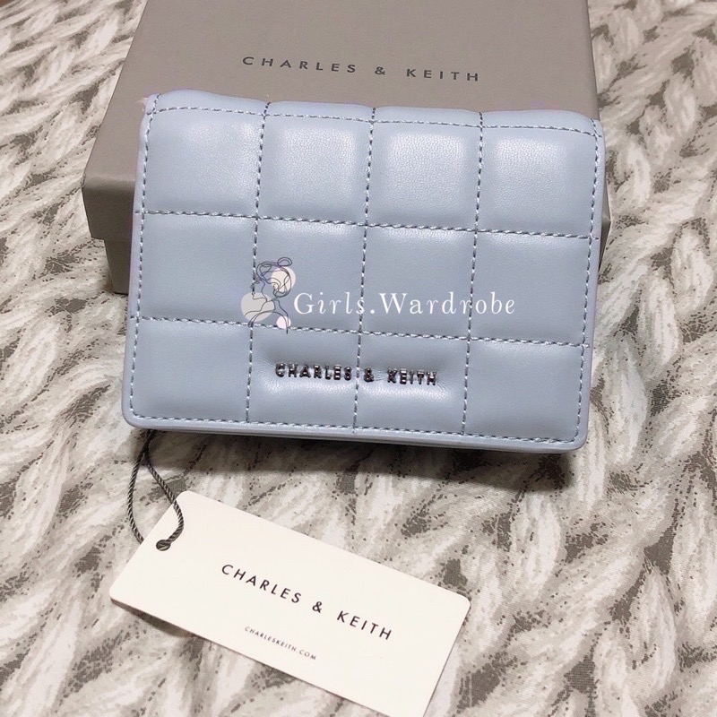 【𝐆𝐢𝐫𝐥𝐬.𝐖𝐚𝐫𝐝𝐫𝐨𝐛𝐞新加坡小CK正品代購】超美新款✨奶茶色 寶寶藍菱格短夾WOC 錢包 母親節禮物 生日禮物-規格圖11