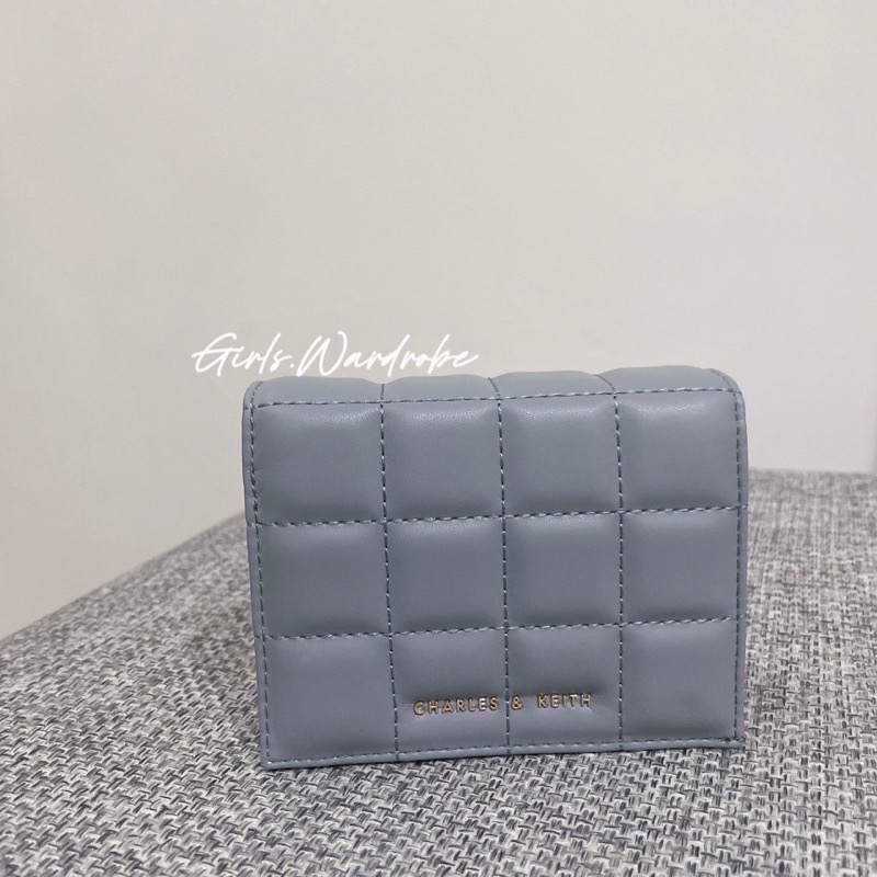 【𝐆𝐢𝐫𝐥𝐬.𝐖𝐚𝐫𝐝𝐫𝐨𝐛𝐞新加坡小CK正品代購】超美新款✨奶茶色 寶寶藍菱格短夾WOC 錢包 母親節禮物 生日禮物-規格圖11