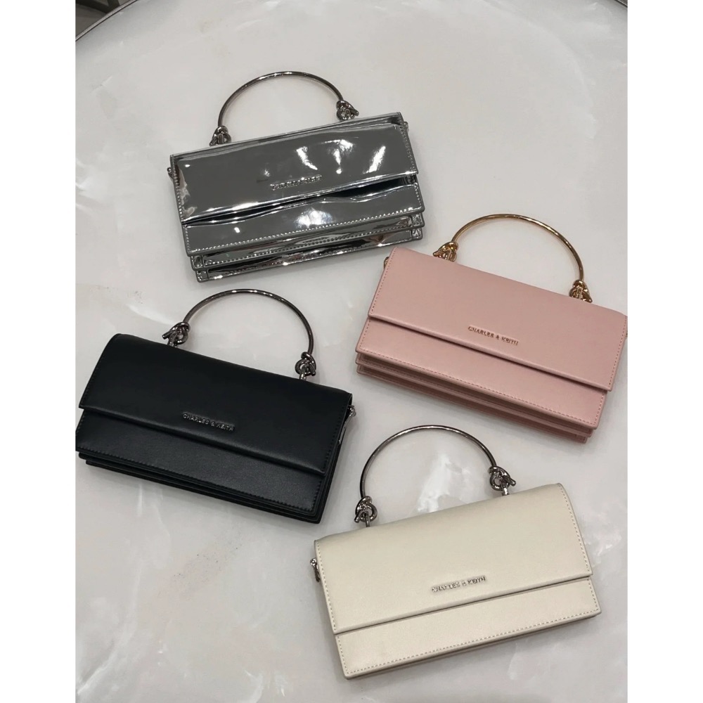 【𝐆𝐢𝐫𝐥𝐬.𝐖𝐚𝐫𝐝𝐫𝐨𝐛𝐞新加坡小CK正品代購】金屬提把鍊條小方包 WOC 長夾CK6-10840314-細節圖4