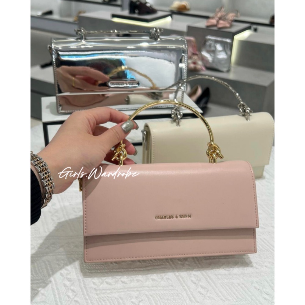 【𝐆𝐢𝐫𝐥𝐬.𝐖𝐚𝐫𝐝𝐫𝐨𝐛𝐞新加坡小CK正品代購】金屬提把鍊條小方包 WOC 長夾CK6-10840314-細節圖5