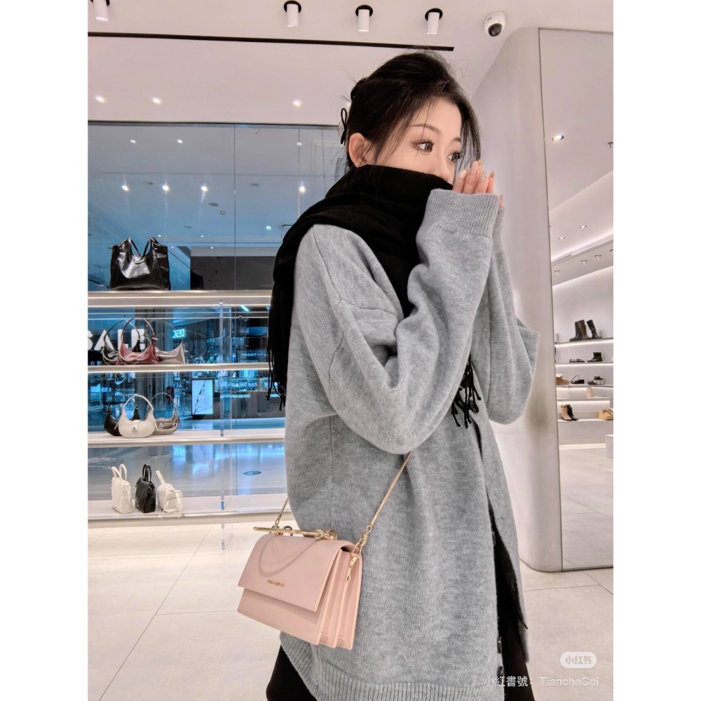 【𝐆𝐢𝐫𝐥𝐬.𝐖𝐚𝐫𝐝𝐫𝐨𝐛𝐞新加坡小CK正品代購】金屬提把鍊條小方包 WOC 長夾CK6-10840314-細節圖6