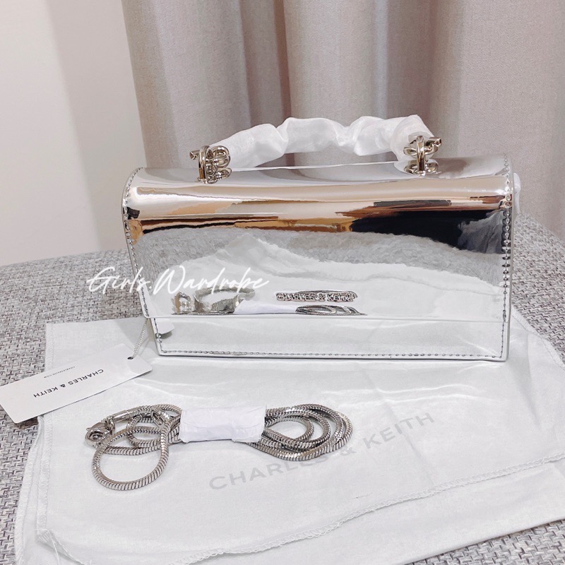 【𝐆𝐢𝐫𝐥𝐬.𝐖𝐚𝐫𝐝𝐫𝐨𝐛𝐞新加坡小CK正品代購】金屬提把鍊條小方包 WOC 長夾CK6-10840314-規格圖9