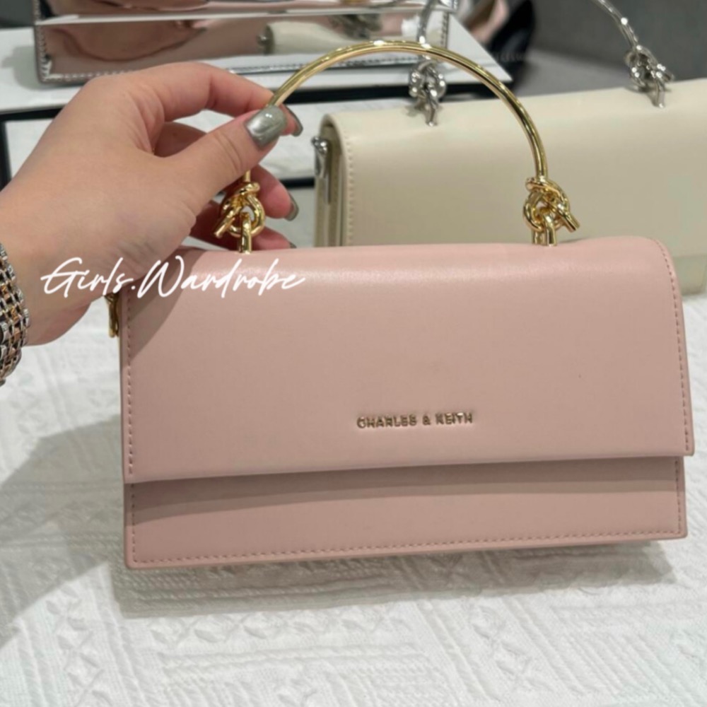 【𝐆𝐢𝐫𝐥𝐬.𝐖𝐚𝐫𝐝𝐫𝐨𝐛𝐞新加坡小CK正品代購】金屬提把鍊條小方包 WOC 長夾CK6-10840314-規格圖9