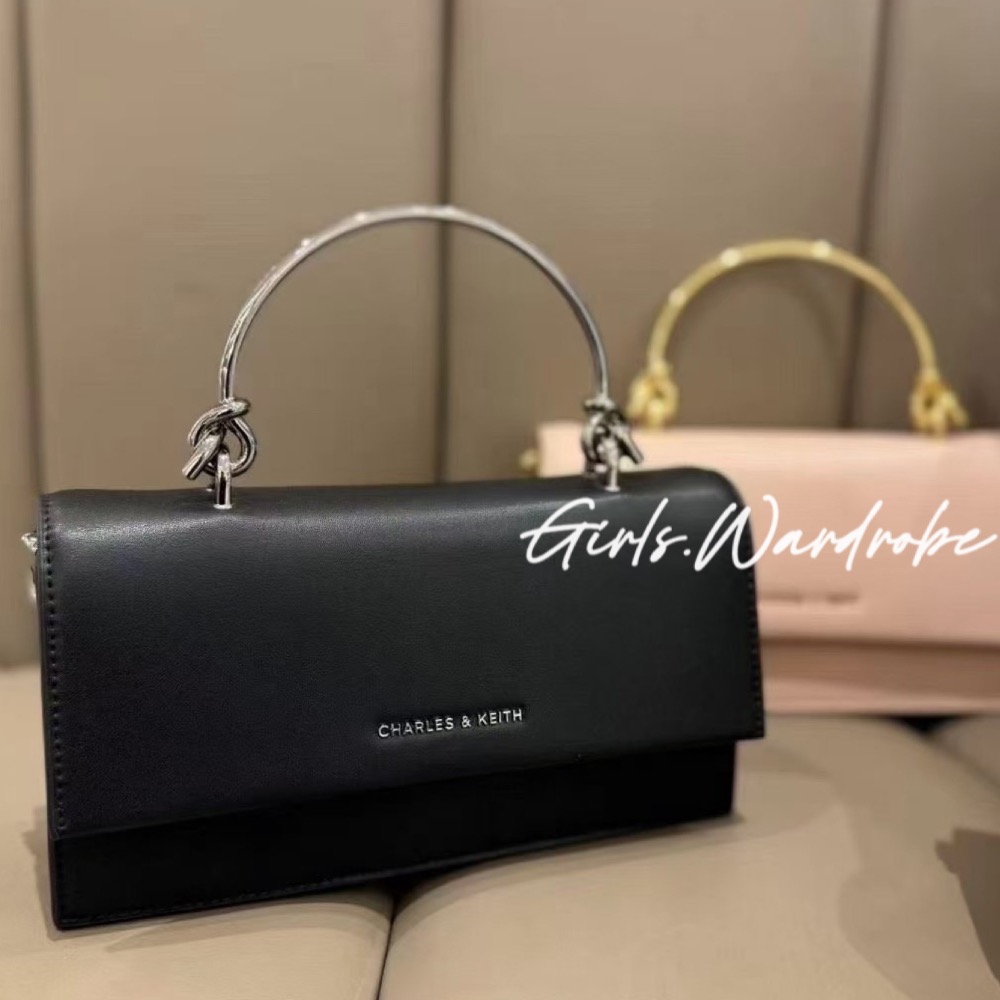 【𝐆𝐢𝐫𝐥𝐬.𝐖𝐚𝐫𝐝𝐫𝐨𝐛𝐞新加坡小CK正品代購】金屬提把鍊條小方包 WOC 長夾CK6-10840314-規格圖9