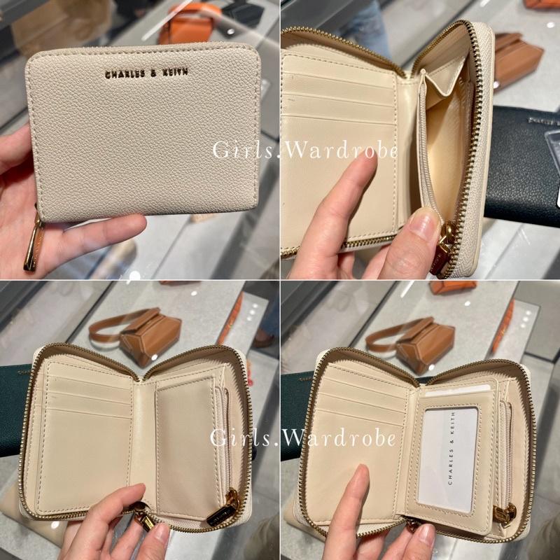【𝐆𝐢𝐫𝐥𝐬.𝐖𝐚𝐫𝐝𝐫𝐨𝐛𝐞新加坡小CK正品代購】有相片層✨素面荔枝紋拉鍊式短夾CK6-10770255 生日禮物-細節圖3