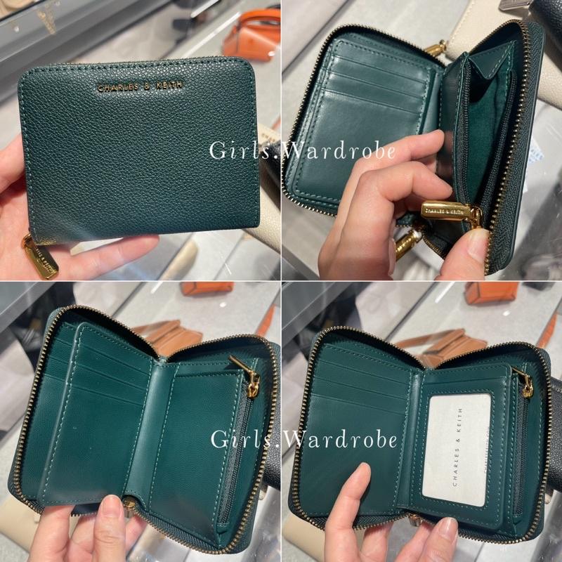 【𝐆𝐢𝐫𝐥𝐬.𝐖𝐚𝐫𝐝𝐫𝐨𝐛𝐞新加坡小CK正品代購】有相片層✨素面荔枝紋拉鍊式短夾CK6-10770255 生日禮物-細節圖4