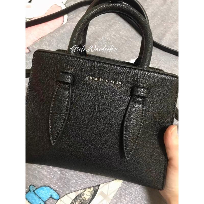 【𝐆𝐢𝐫𝐥𝐬.𝐖𝐚𝐫𝐝𝐫𝐨𝐛𝐞新加坡小CK正品代購】兔耳凱莉包 手提包 斜背包CK2-50781362母親節禮物-細節圖5