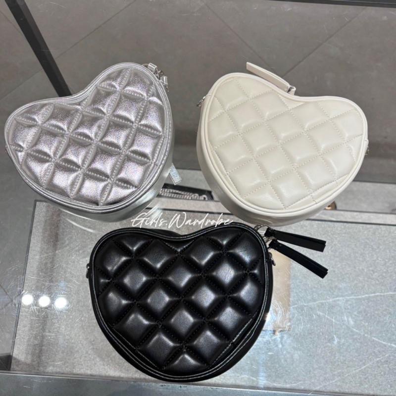 【𝐆𝐢𝐫𝐥𝐬.𝐖𝐚𝐫𝐝𝐫𝐨𝐛𝐞新加坡小CK正品代購】甜酷愛心菱格鍊條斜背包80151353情人節禮物 母親節禮物-細節圖3