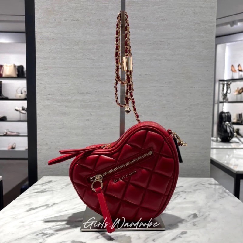 【𝐆𝐢𝐫𝐥𝐬.𝐖𝐚𝐫𝐝𝐫𝐨𝐛𝐞新加坡小CK正品代購】甜酷愛心菱格鍊條斜背包80151353情人節禮物 母親節禮物-規格圖11