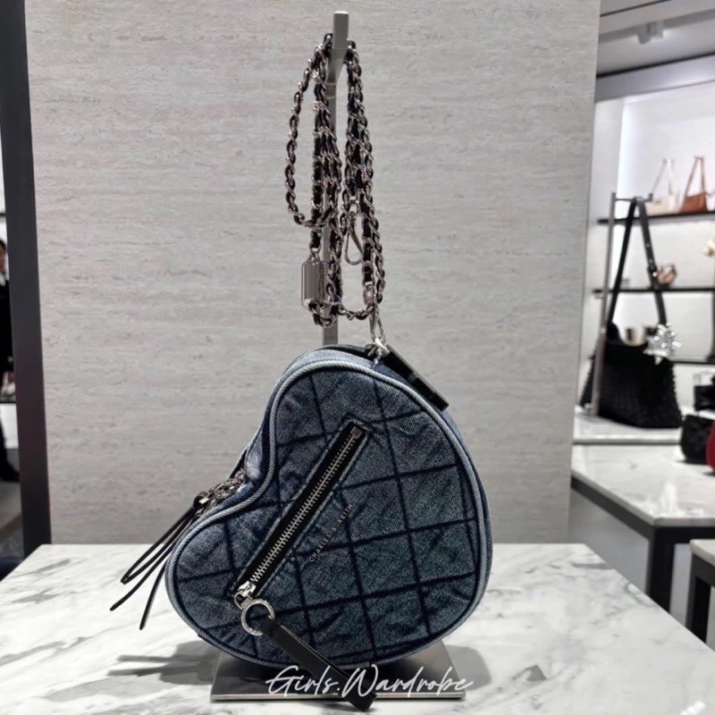 【𝐆𝐢𝐫𝐥𝐬.𝐖𝐚𝐫𝐝𝐫𝐨𝐛𝐞新加坡小CK正品代購】甜酷愛心菱格鍊條斜背包80151353情人節禮物 母親節禮物-規格圖11