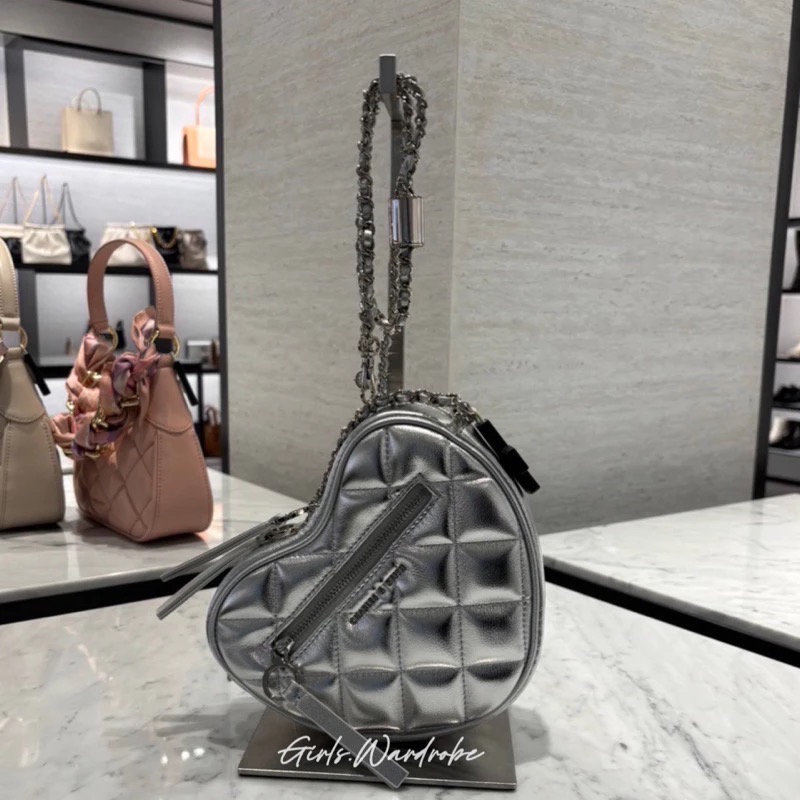 【𝐆𝐢𝐫𝐥𝐬.𝐖𝐚𝐫𝐝𝐫𝐨𝐛𝐞新加坡小CK正品代購】甜酷愛心菱格鍊條斜背包80151353情人節禮物 母親節禮物-規格圖11