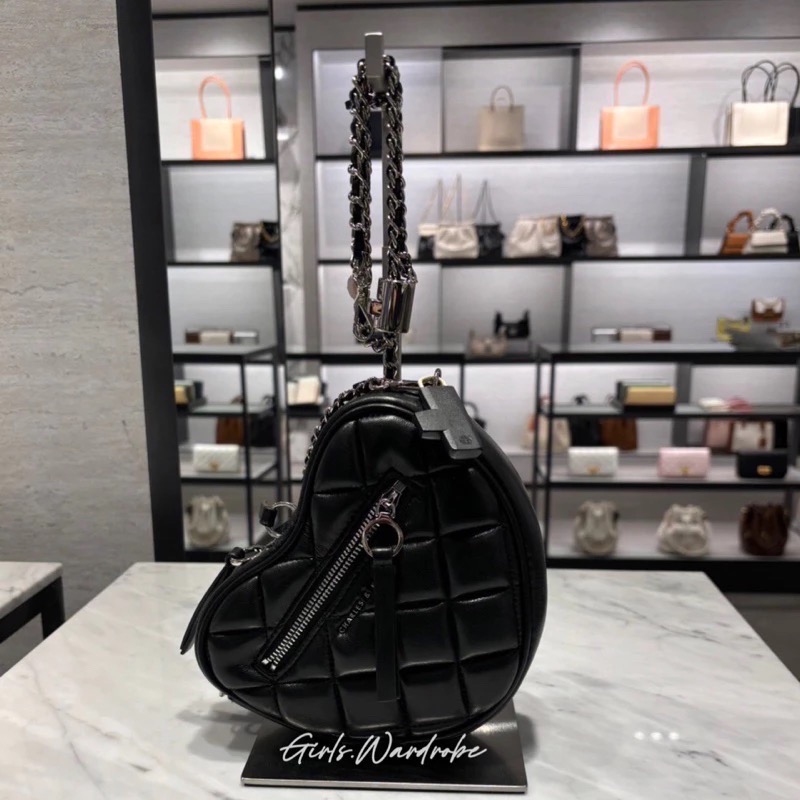 【𝐆𝐢𝐫𝐥𝐬.𝐖𝐚𝐫𝐝𝐫𝐨𝐛𝐞新加坡小CK正品代購】甜酷愛心菱格鍊條斜背包80151353情人節禮物 母親節禮物-規格圖11