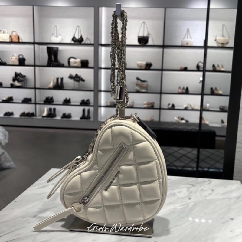 【𝐆𝐢𝐫𝐥𝐬.𝐖𝐚𝐫𝐝𝐫𝐨𝐛𝐞新加坡小CK正品代購】甜酷愛心菱格鍊條斜背包80151353情人節禮物 母親節禮物-規格圖11