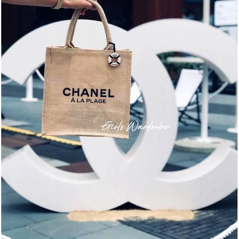 【𝐆𝐢𝐫𝐥𝐬.𝐖𝐚𝐫𝐝𝐫𝐨𝐛𝐞歐洲正品代購】Chanel香奈兒歐洲外灘展覽會限定款防水環保麻布沙灘購物袋手提袋 附紙袋-細節圖2