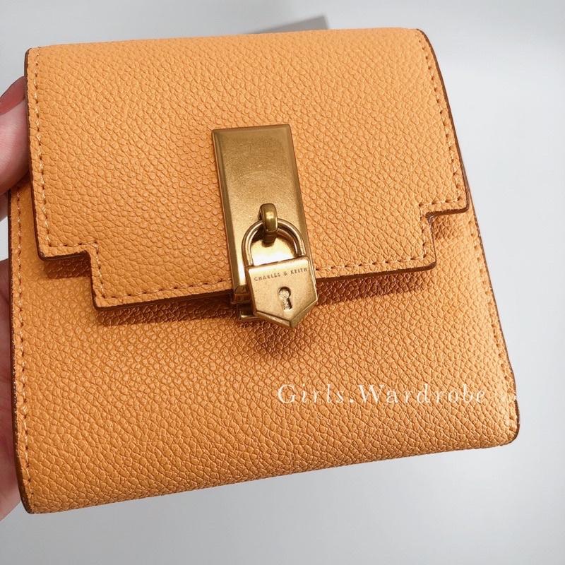 現貨🔥【𝐆𝐢𝐫𝐥𝐬.𝐖𝐚𝐫𝐝𝐫𝐨𝐛𝐞新加坡小CK正品代購】鎖扣鍊條斜背包WOC 短夾10770508-細節圖8