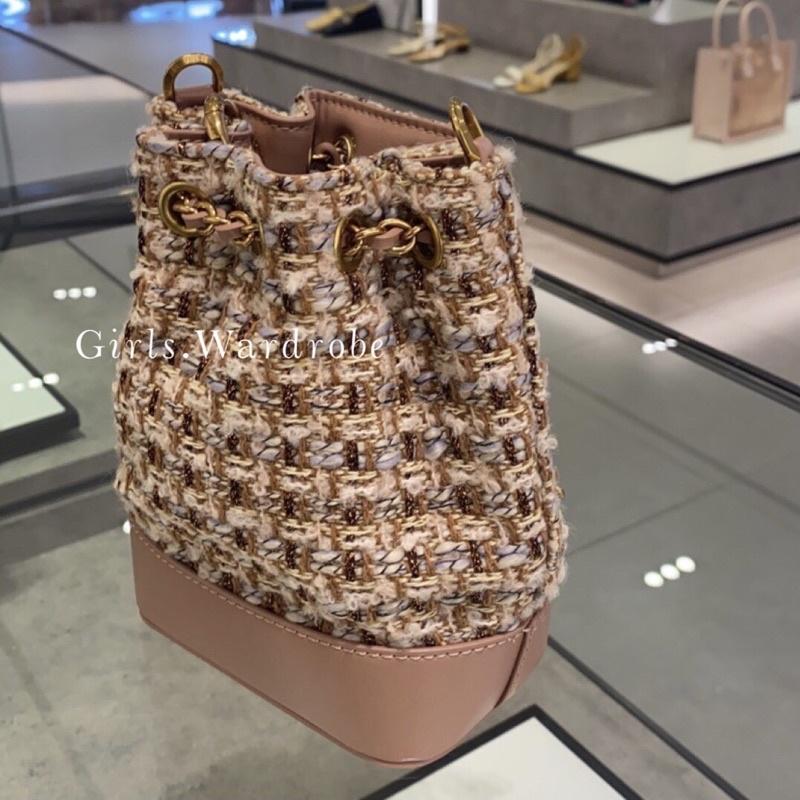 【𝐆𝐢𝐫𝐥𝐬.𝐖𝐚𝐫𝐝𝐫𝐨𝐛𝐞新加坡小CK正品代購】小香風毛呢鍊條水桶包10781583 10840452-細節圖5