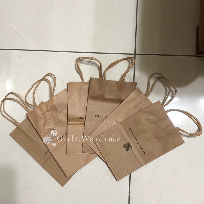 小ck charles & keith 牛皮紙袋 包裝袋 禮品袋 新舊款隨機出貨（另有淺灰禮品紙袋賣場）-細節圖4