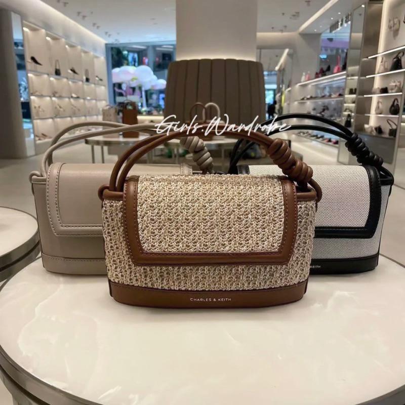 【𝐆𝐢𝐫𝐥𝐬.𝐖𝐚𝐫𝐝𝐫𝐨𝐛𝐞新加坡小CK正品代購】渡假風草編/帆布綁結翻蓋包 肩背包 斜背包CK2-20271345-細節圖2