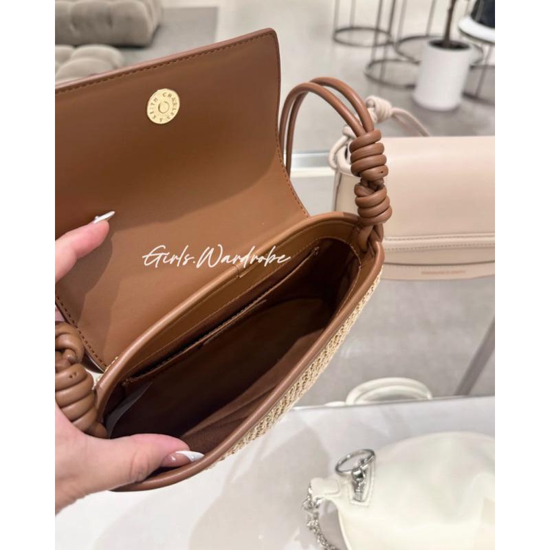 【𝐆𝐢𝐫𝐥𝐬.𝐖𝐚𝐫𝐝𝐫𝐨𝐛𝐞新加坡小CK正品代購】渡假風草編/帆布綁結翻蓋包 肩背包 斜背包CK2-20271345-細節圖4