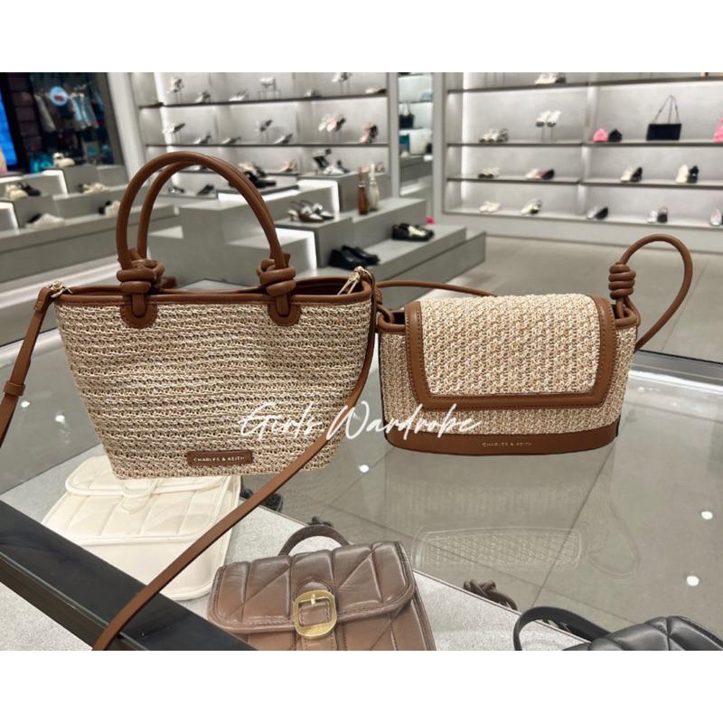 【𝐆𝐢𝐫𝐥𝐬.𝐖𝐚𝐫𝐝𝐫𝐨𝐛𝐞新加坡小CK正品代購】渡假風草編/帆布綁結翻蓋包 肩背包 斜背包CK2-20271345-細節圖9